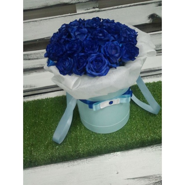 Синие розы в шляпной коробке