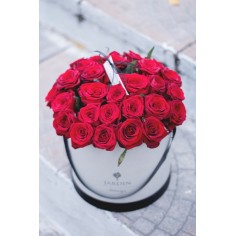 Красные розы в шляпной коробке Красные розы в шляпной коробке